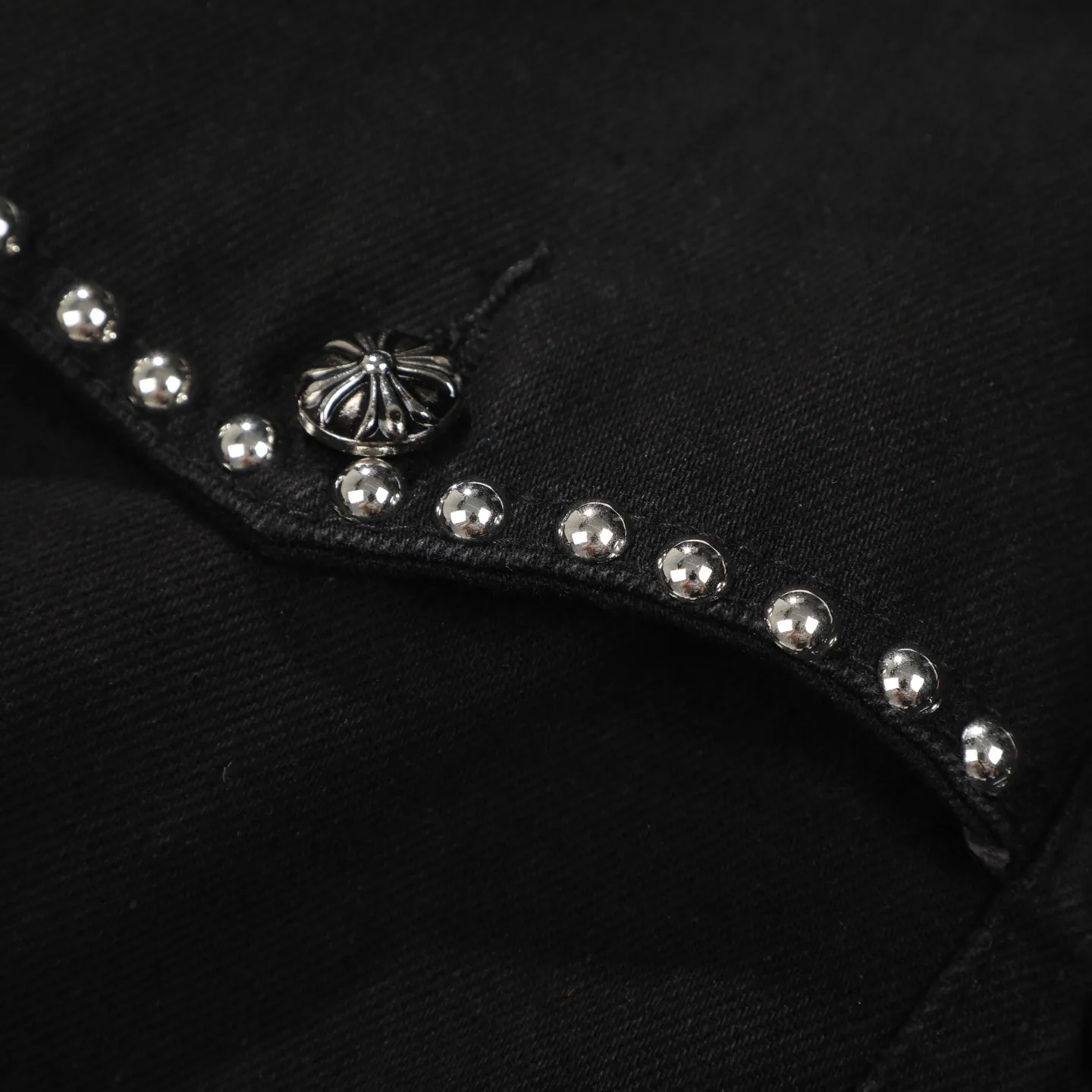 P280 Chrome Hearts Chrome Hearts heavy-duty denim jacket with rivets and multiple farts. The same model as the Internet celebrity star. The cross-printed denim jacket has a unique cross design element and is full of design. It is made of 100% denim cotton fabric with heavy coarse yarn count, which ensures a stiff and tough silhouette while being soft, comfortable and breathable. The lapel is designed with silver buttons and is full of texture. The classic white cross logo is all over the dress, making it a perfect versatile style for spring and summer! The original loose version is made of high-quality pure cotton fabrics. The fabric pattern is high-definition and delicate without burrs. It is comfortable and breathable to wear. All the buttons are molded and customized. It is casual and fashionable and can be matched with any bottoms. It can be windproof and sunproof in spring and summer. It can be worn outside in autumn and winter! Easily concave shape makes you look slimmer and taller, perfect for both men and women! Color: Black Size: S M L XL
